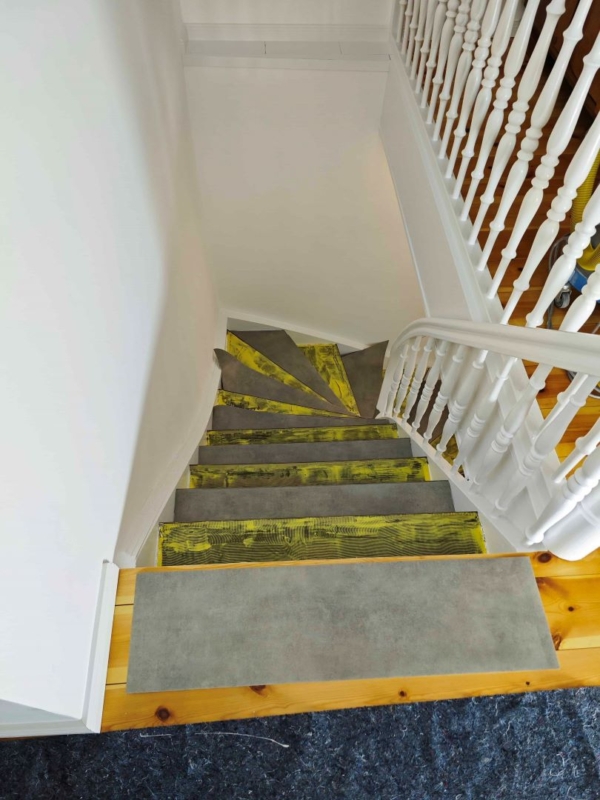 Treppe im Renovierungsprozess mit neuen Stufen