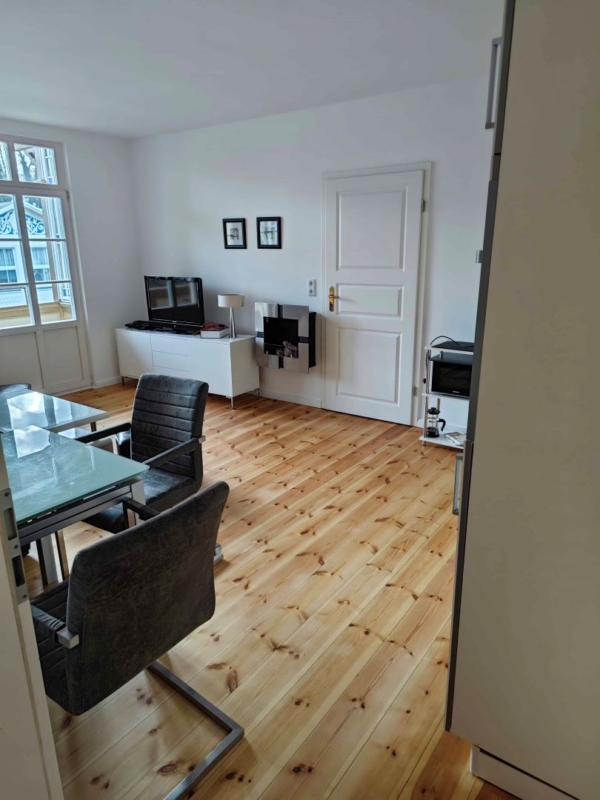 Fertig geschliffenes und gemalertes Wohnzimmer mit Holzboden