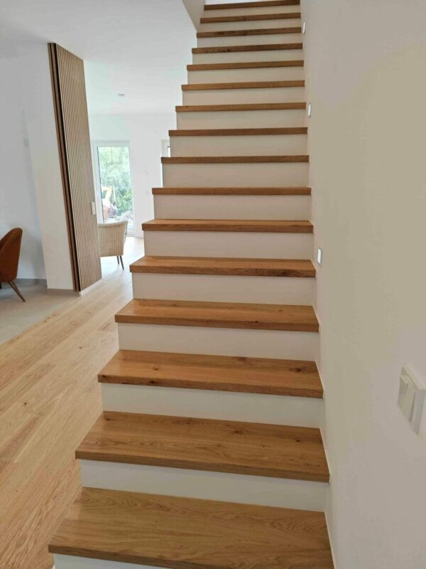 Moderne offene Holztreppe mit Parkettverkleidung.